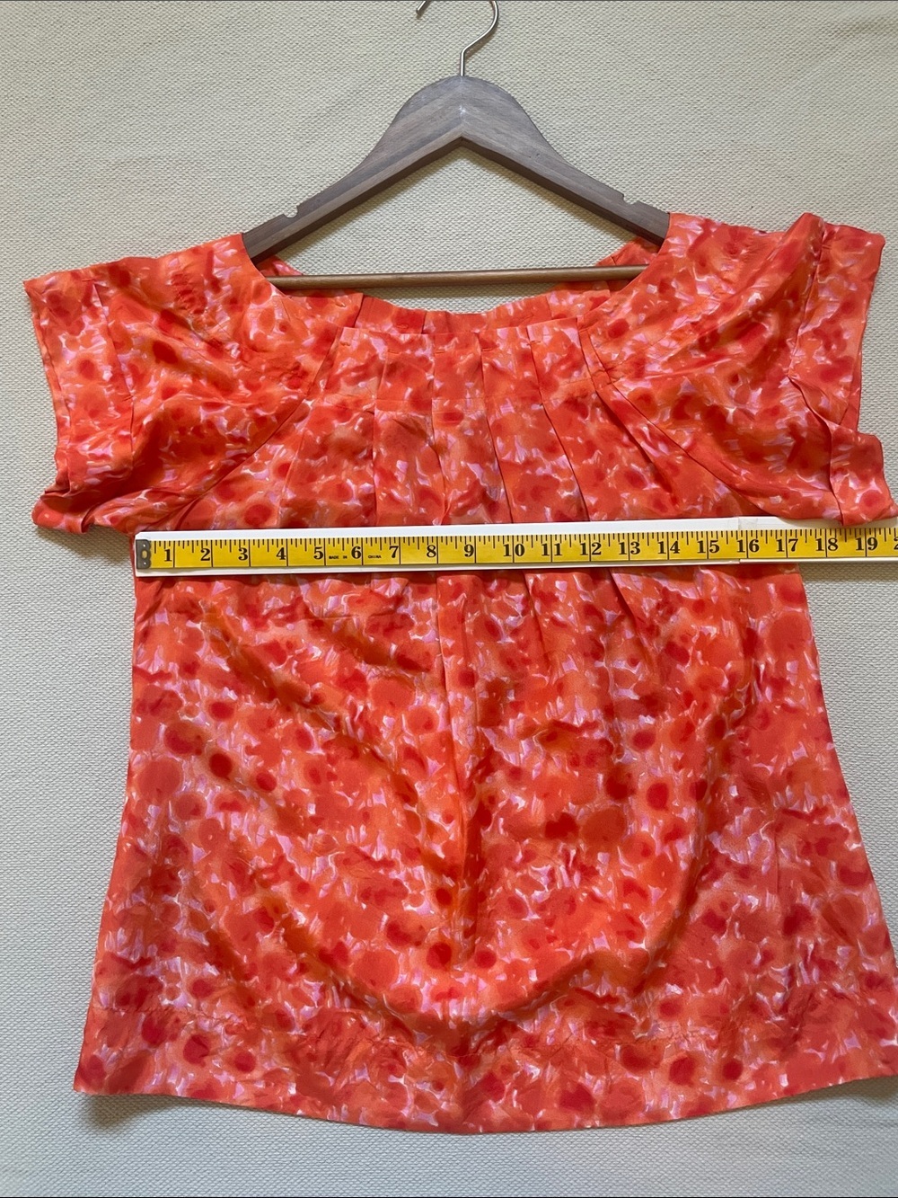 Banana Republic 100% Silk Short Sleeve Floral Blouse Top with Pleated Neckline - Picture 4 of 8